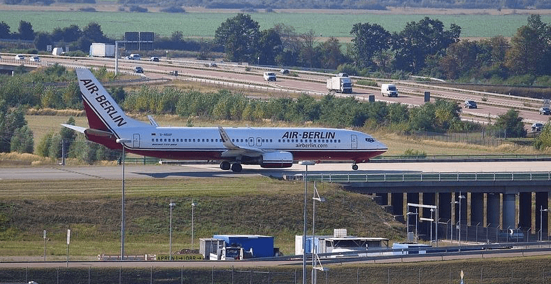 vzletno-posadochnaya-polosa-nad-shosse-v-aeroportu-lejpciga-xalle