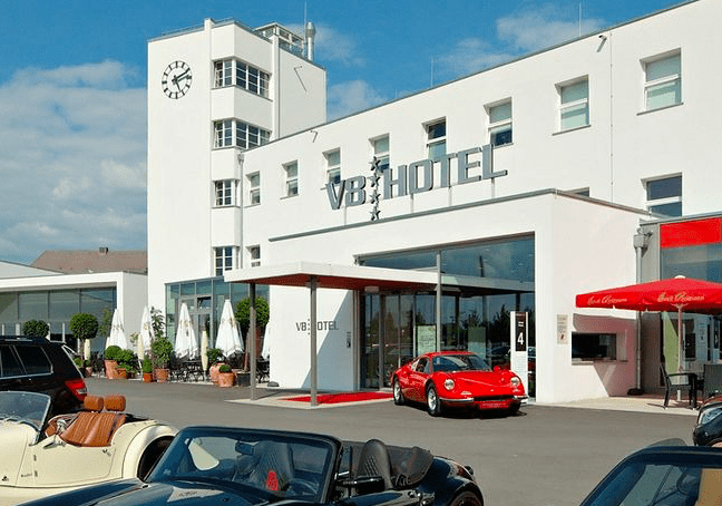 v8-car-themed-hotel-v-shtutgarte-germaniya